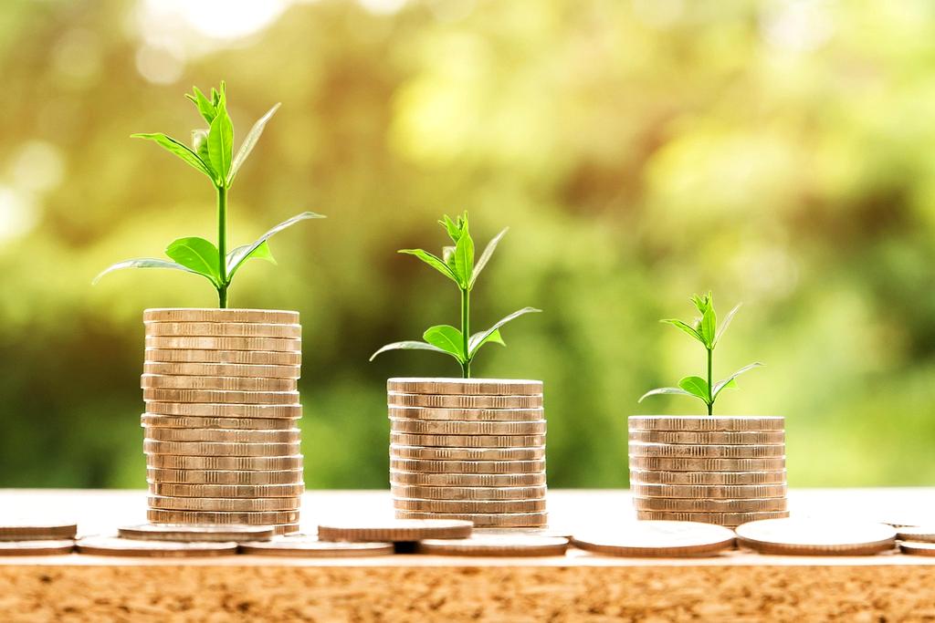 Specjalista FinFlow Solutions omawia panel monitoringu automatyzacji finansowych